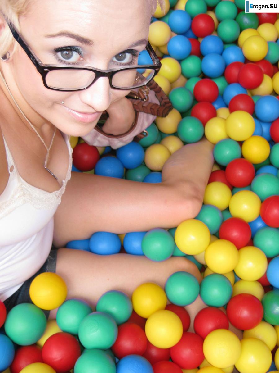 bespectacled self-album. Photo 27