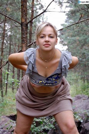 Позирует в лесополосе. Эскиз 19