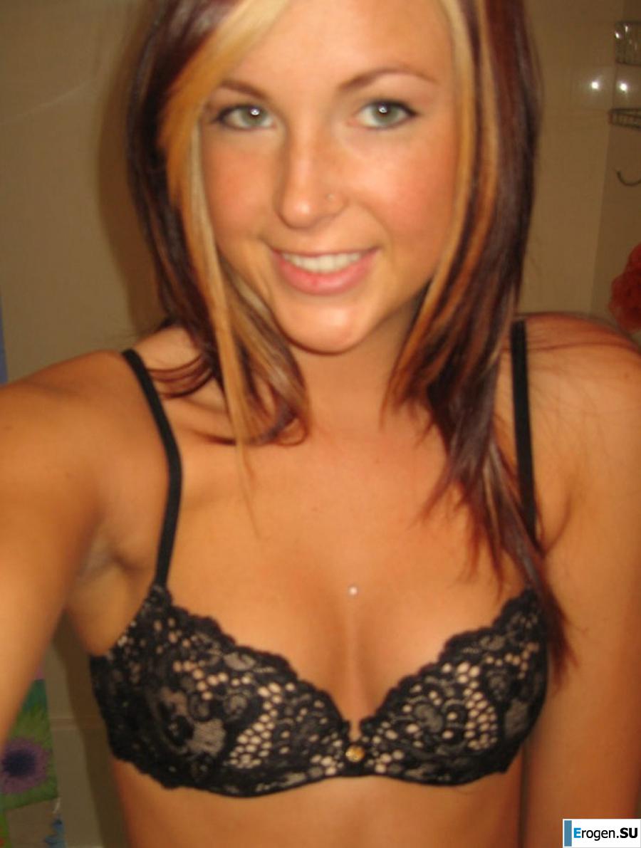 naked brunette. Photo 39