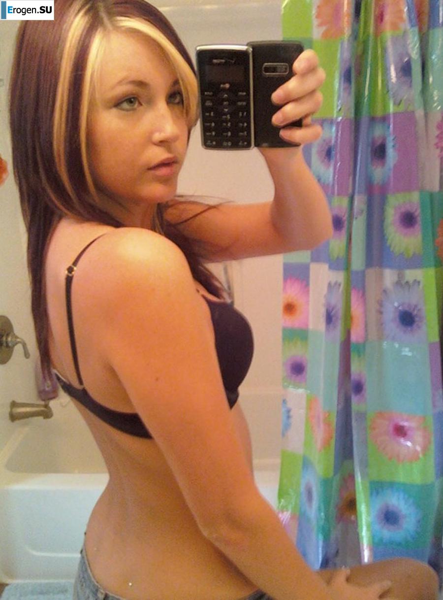 naked brunette. Photo 57