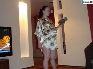 pregnant music lover without clothes. Thumb 23