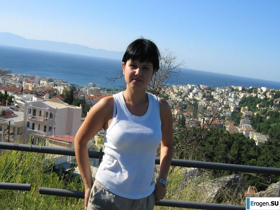 petite short-haired brunette on vacation. Photo 1