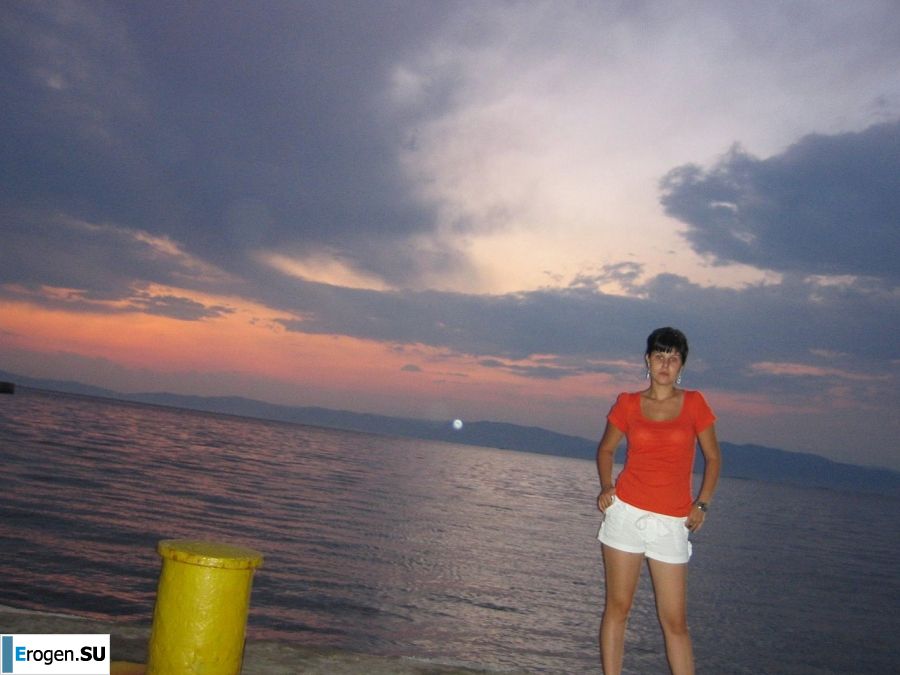 petite short-haired brunette on vacation. Photo 10