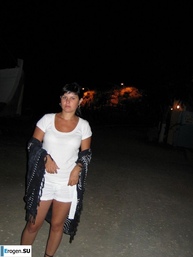 petite short-haired brunette on vacation. Photo 19