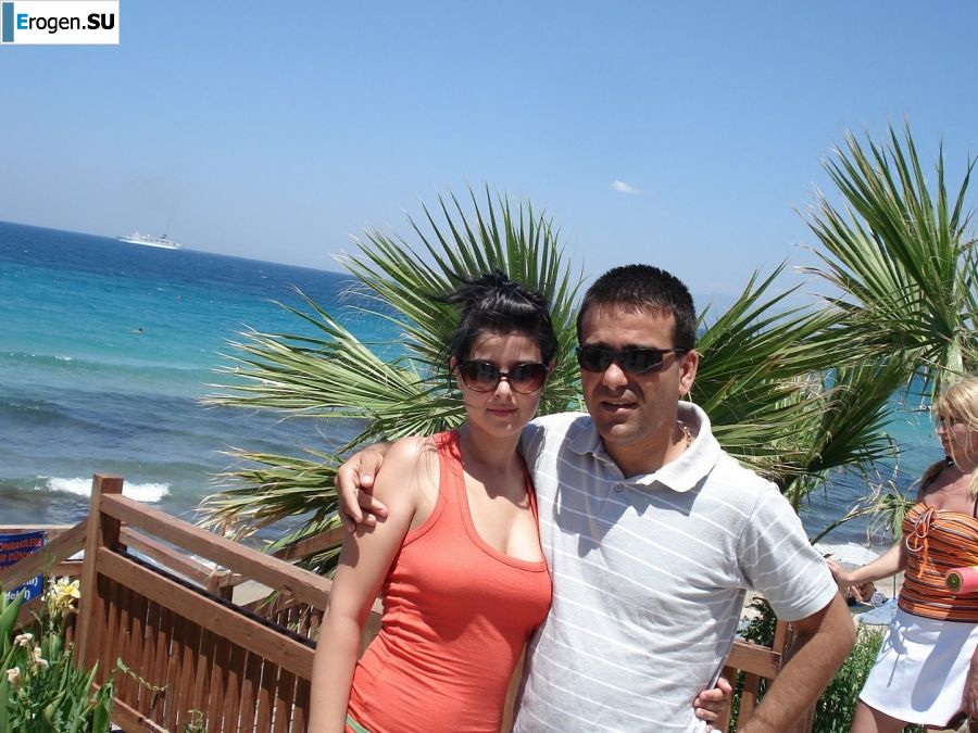 petite short-haired brunette on vacation. Photo 30