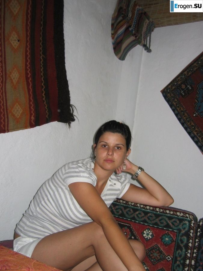petite short-haired brunette on vacation. Photo 31