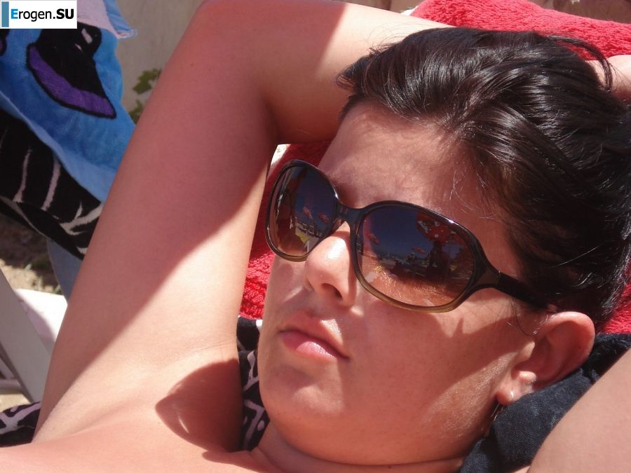 petite short-haired brunette on vacation. Photo 33