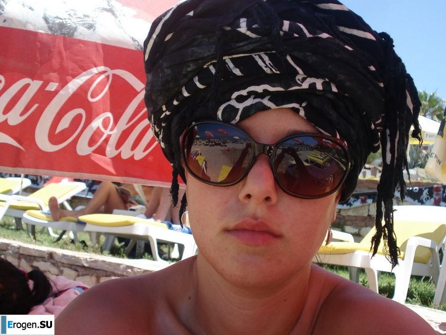 petite short-haired brunette on vacation. Photo 35