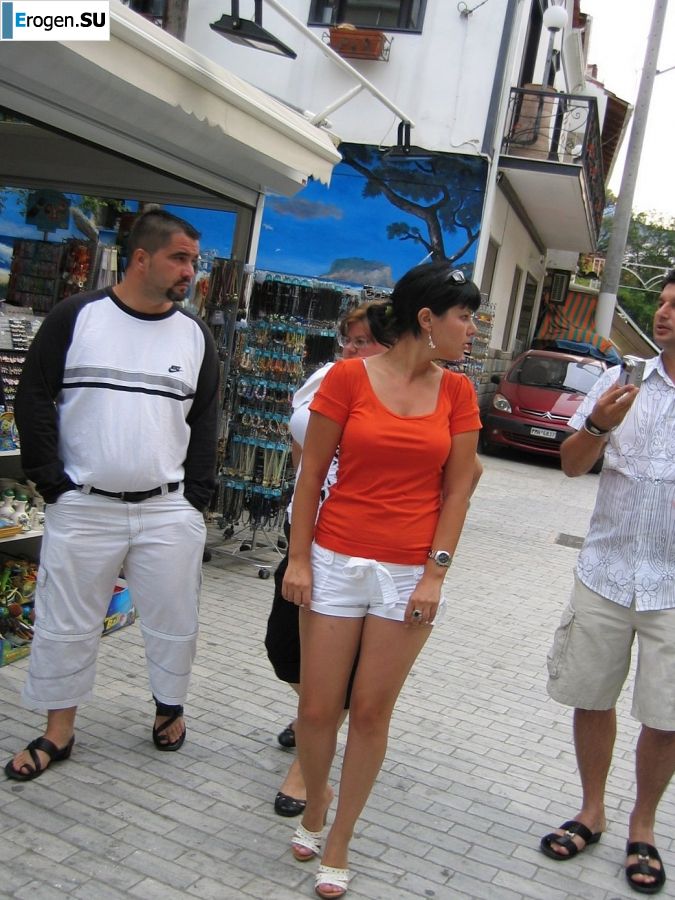 petite short-haired brunette on vacation. Photo 6