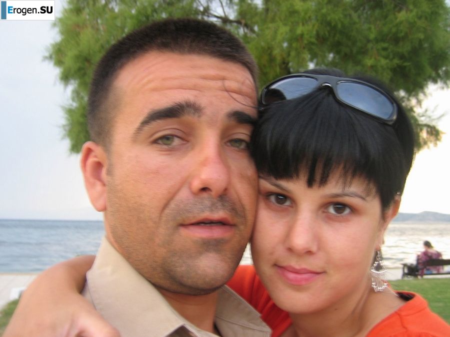 petite short-haired brunette on vacation. Photo 8