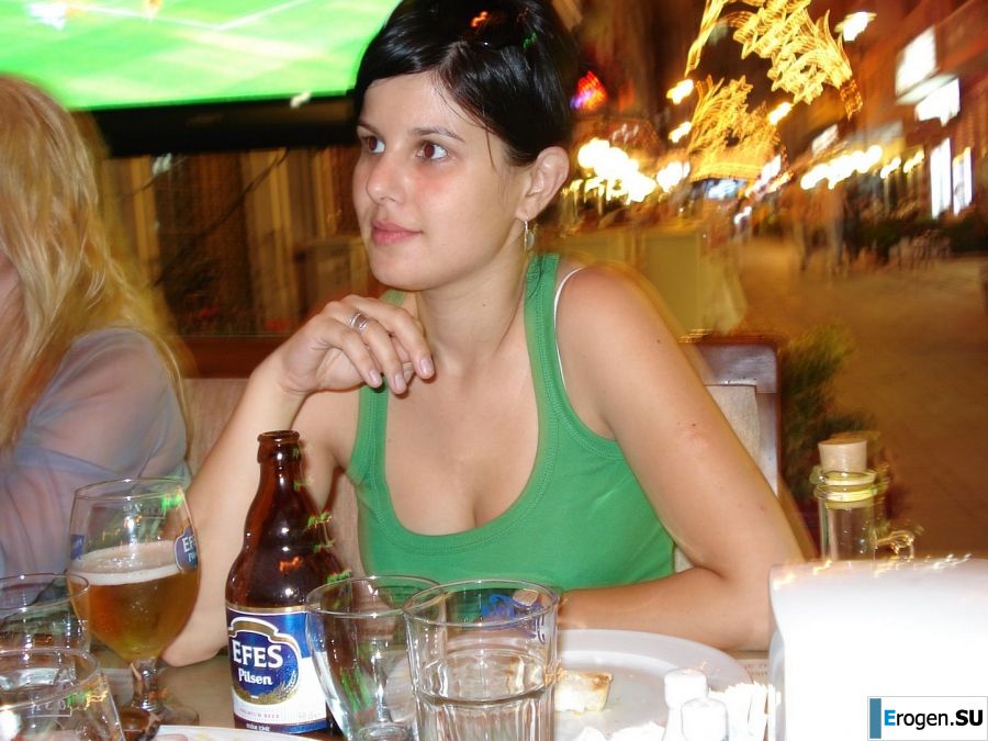 petite short-haired brunette on vacation. Part 2. Photo 12