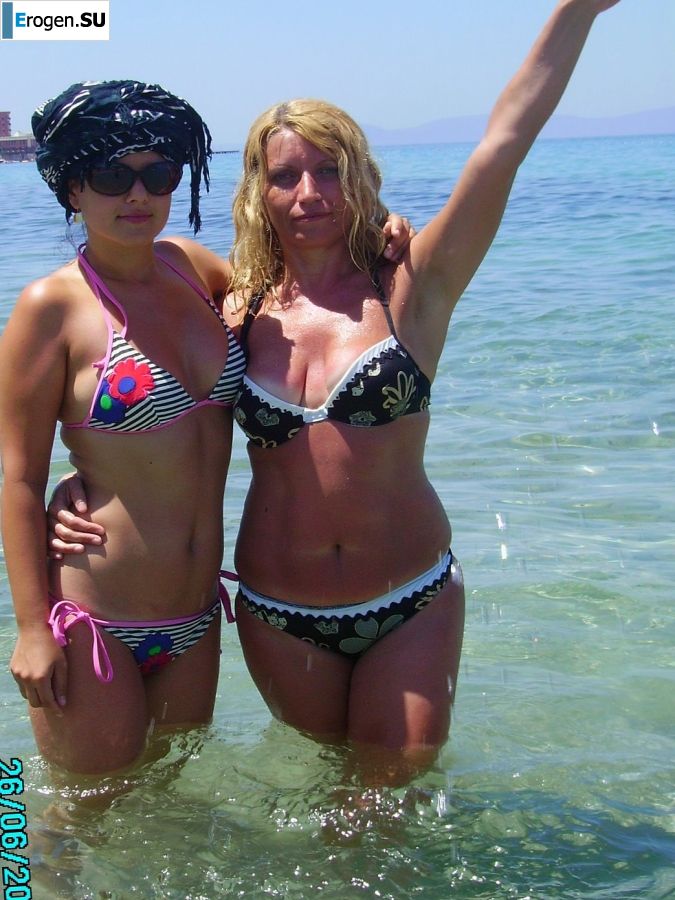 petite short-haired brunette on vacation. Part 2. Photo 22