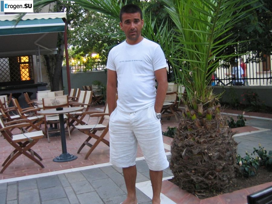 petite short-haired brunette on vacation. Part 2. Photo 7