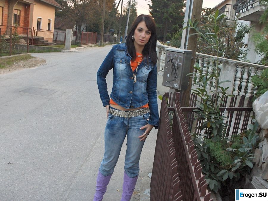 moody striptease without a single smile. Photo 11