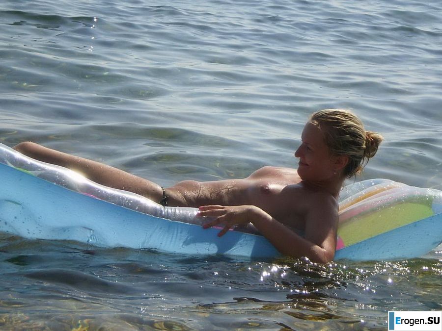 topless on the seashore. Photo 27