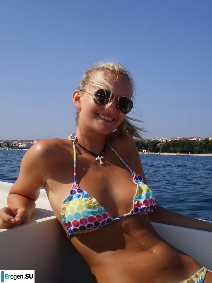 topless on the seashore. Photo 9