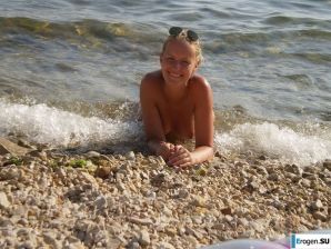 topless on the seashore. Thumb 30