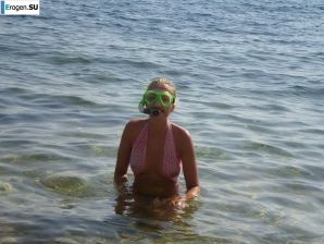 topless on the seashore. Thumb 7
