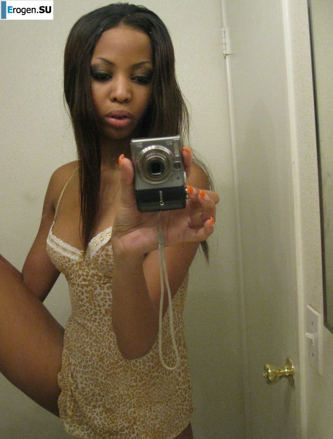selfie of a naked black woman. Photo 5