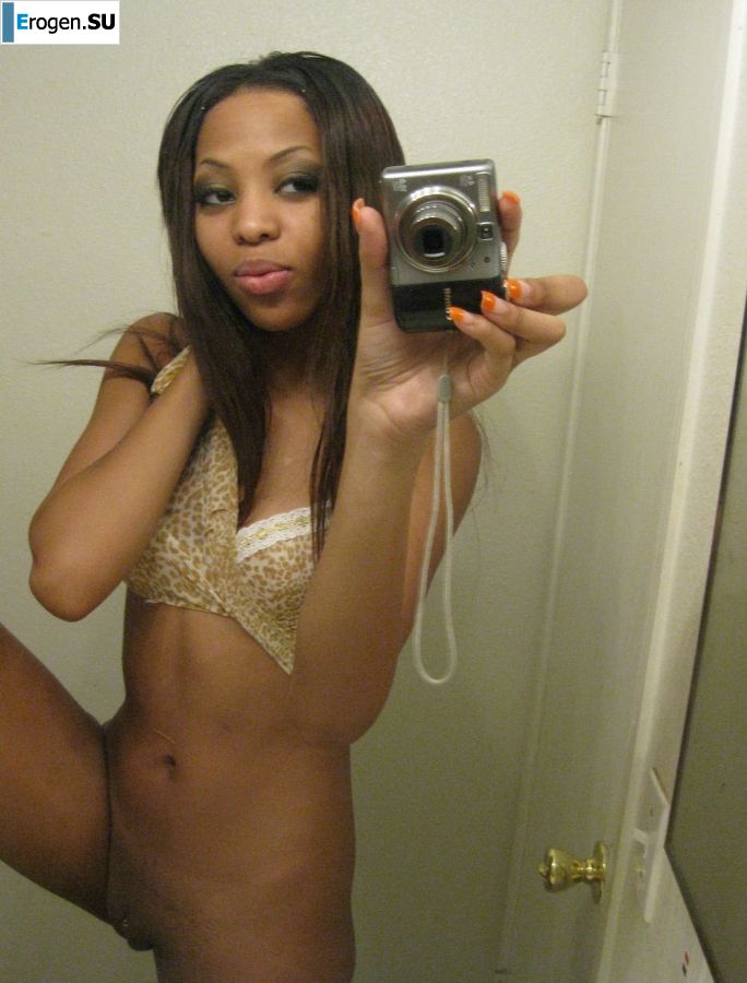 selfie of a naked black woman. Photo 7