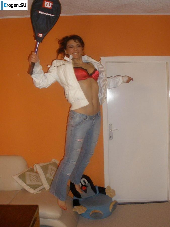 chic Italian woman posing and undressing. Photo 11