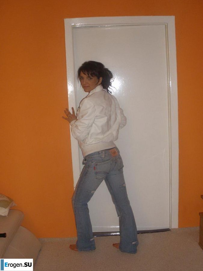 chic Italian woman posing and undressing. Photo 14
