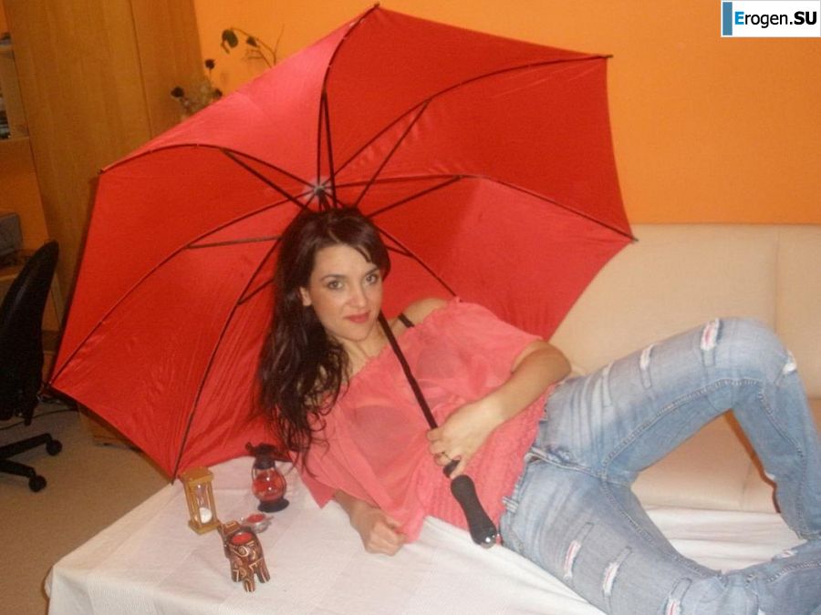 chic Italian woman posing and undressing. Photo 25