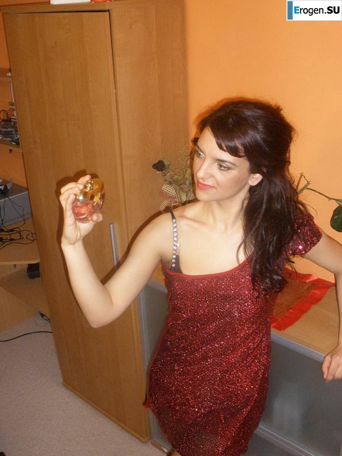 chic Italian woman posing and undressing. Photo 27