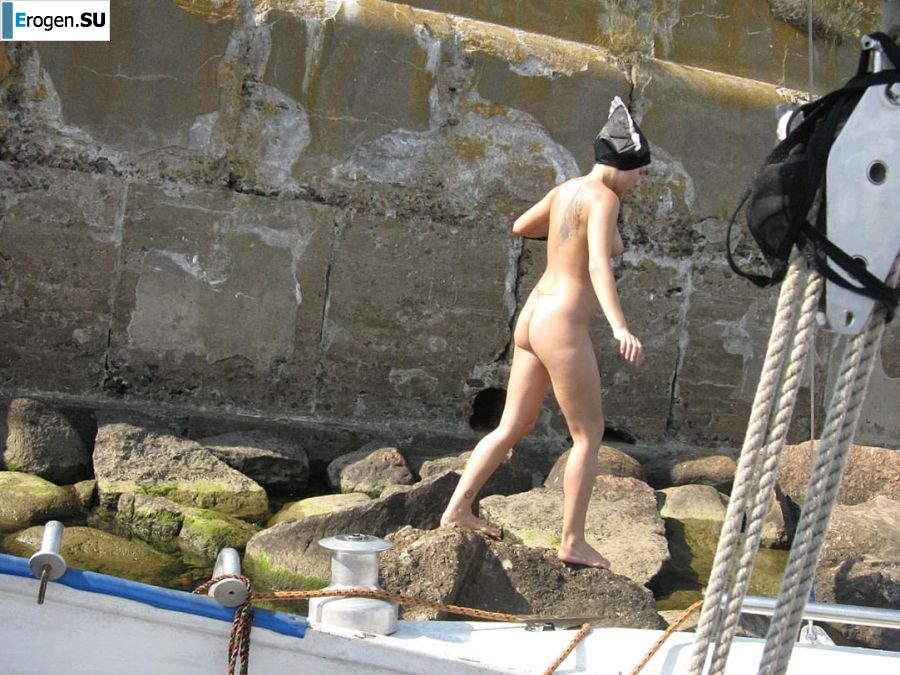 tattooed blonde walks naked. Photo 38