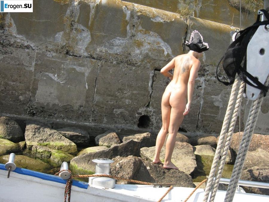 tattooed blonde walks naked. Photo 39