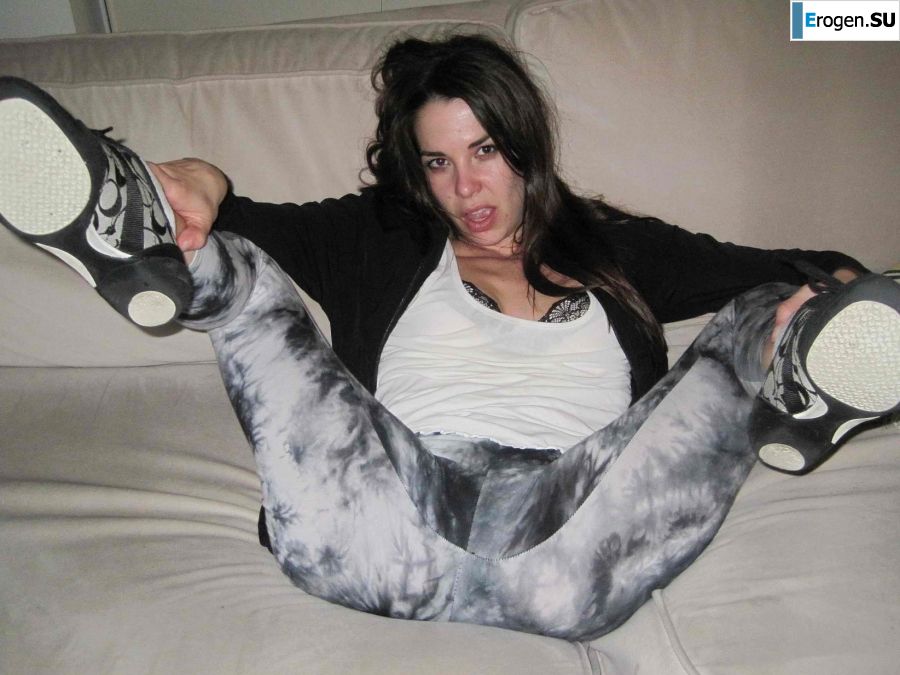 naked brunette and her legs behind her head. Photo 7