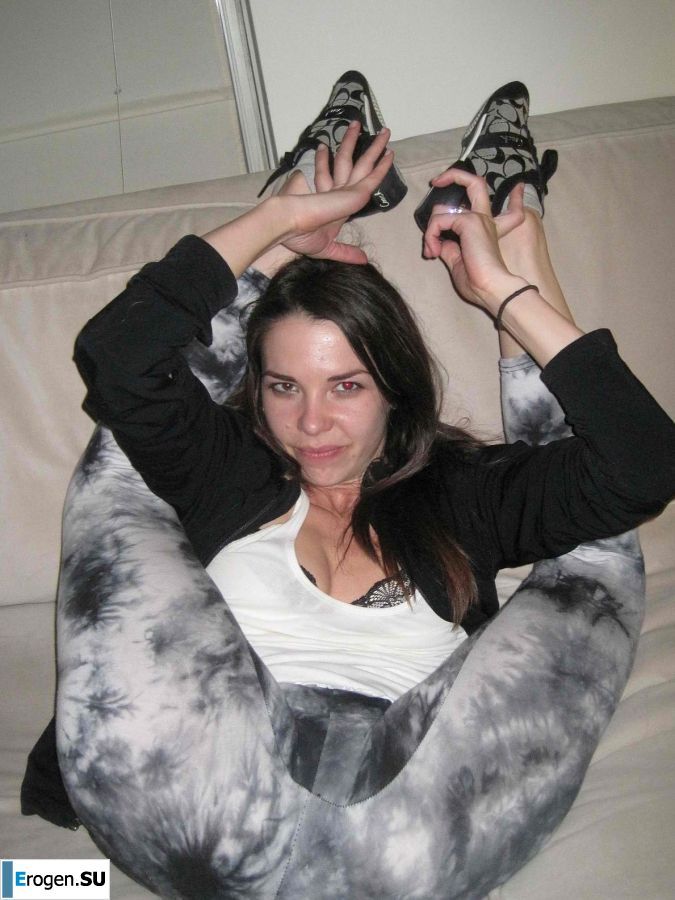 naked brunette and her legs behind her head. Photo 8