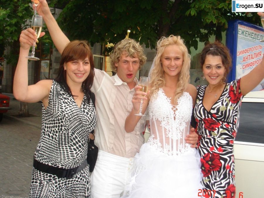 wedding and honeymoon of a blonde model. Photo 10