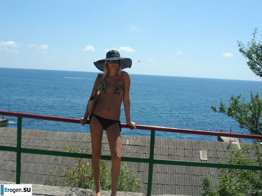 wedding and honeymoon of a blonde model. Photo 17
