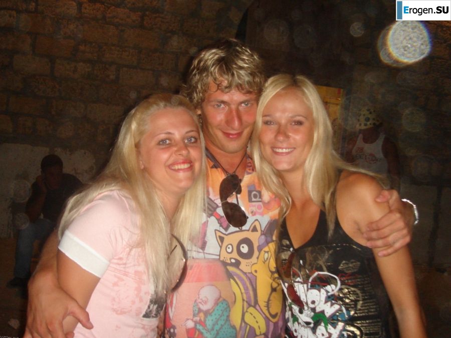 wedding and honeymoon of a blonde model. Photo 34