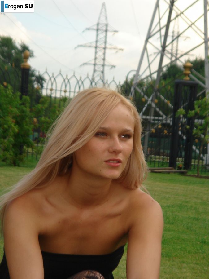 wedding and honeymoon of a blonde model. Photo 5