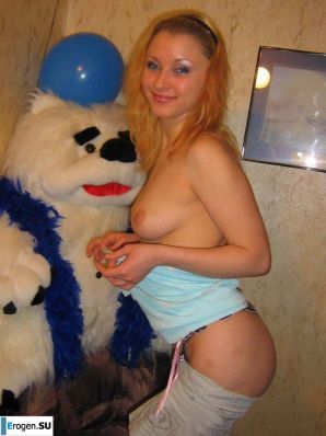 naked blonde wriggles before sex. Thumb 10