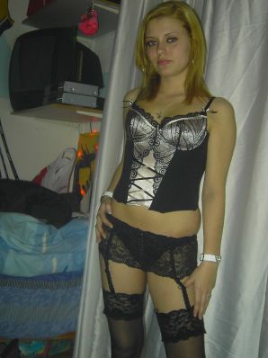 A languid brunette in lingerie stands with cancer and poses. Thumb 30