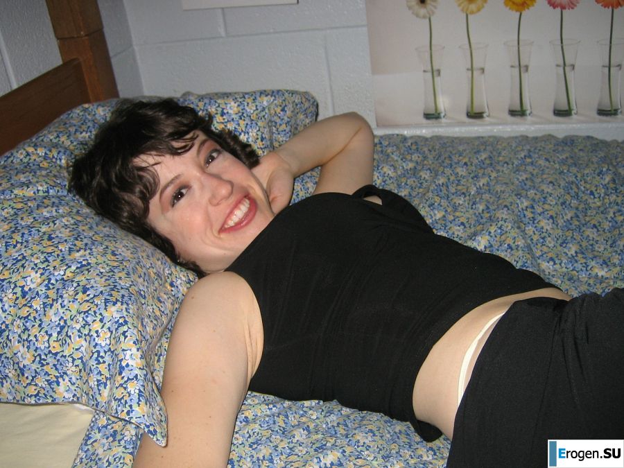 Mature chick pulled big boobs out of her bra. Photo 22