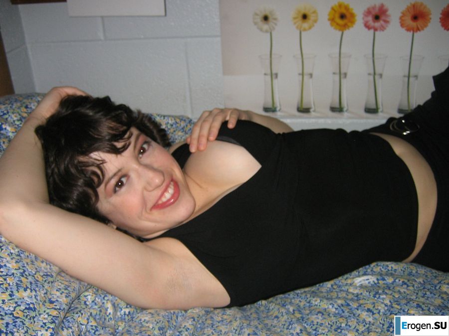 Mature chick pulled big boobs out of her bra. Photo 23