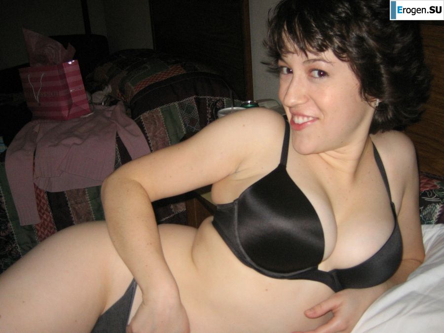 Mature chick pulled big boobs out of her bra. Photo 7