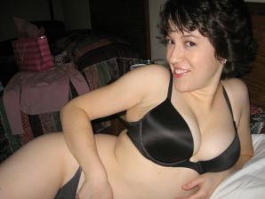 Mature chick pulled big boobs out of her bra. Thumb 7