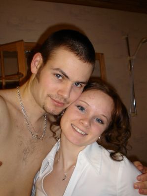 Голубоглазая шалунья с пирсингом в соске играет со своими трусиками. Эскиз 5