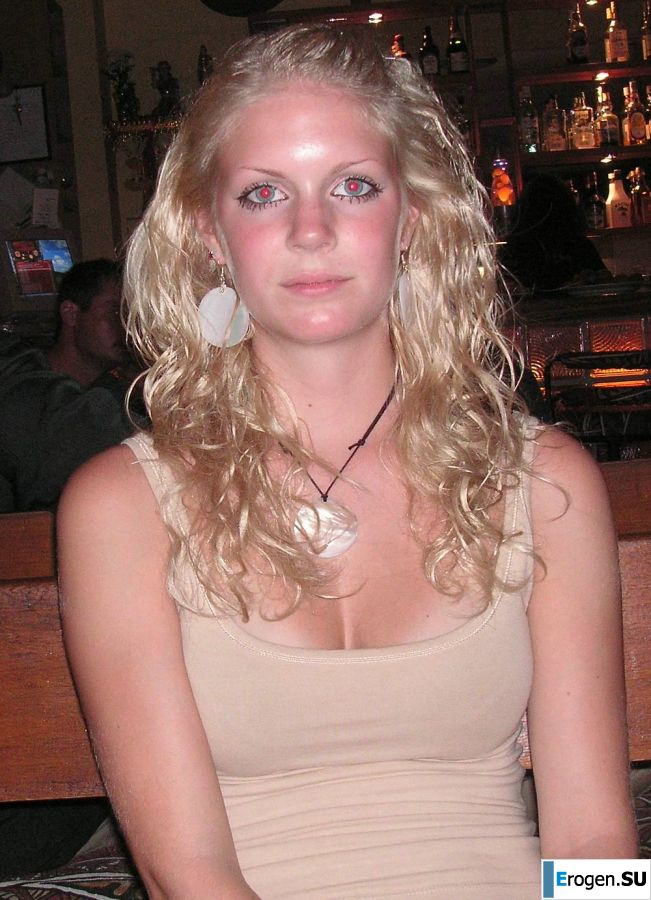 The girl showed boobs on vacation in the company of friends. Photo 11