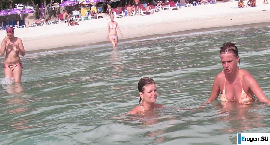 The girl showed boobs on vacation in the company of friends. Photo 13