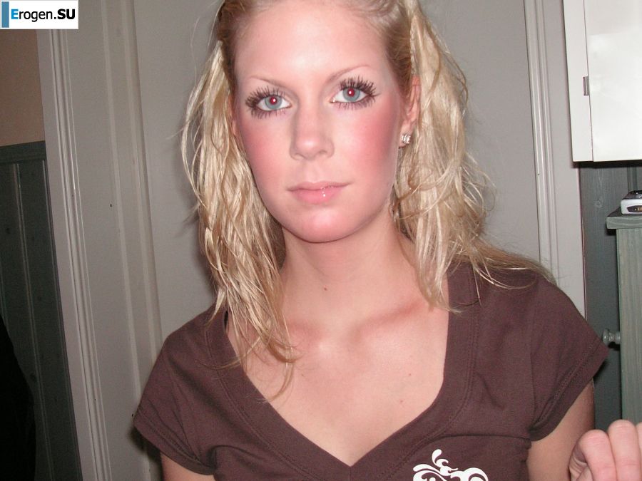 The girl showed boobs on vacation in the company of friends. Photo 15