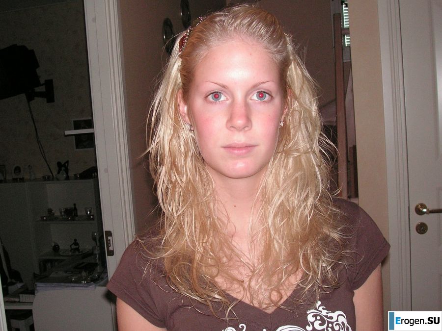 The girl showed boobs on vacation in the company of friends. Photo 16