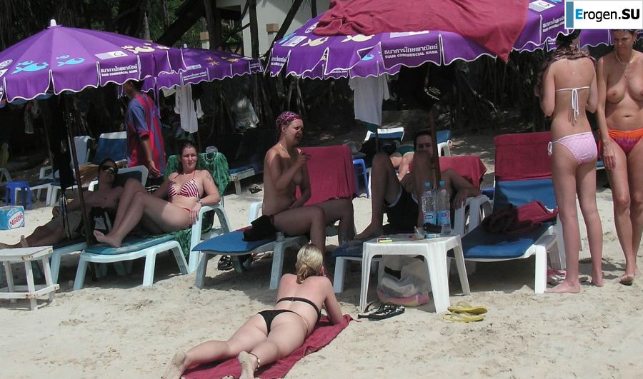 The girl showed boobs on vacation in the company of friends. Photo 3