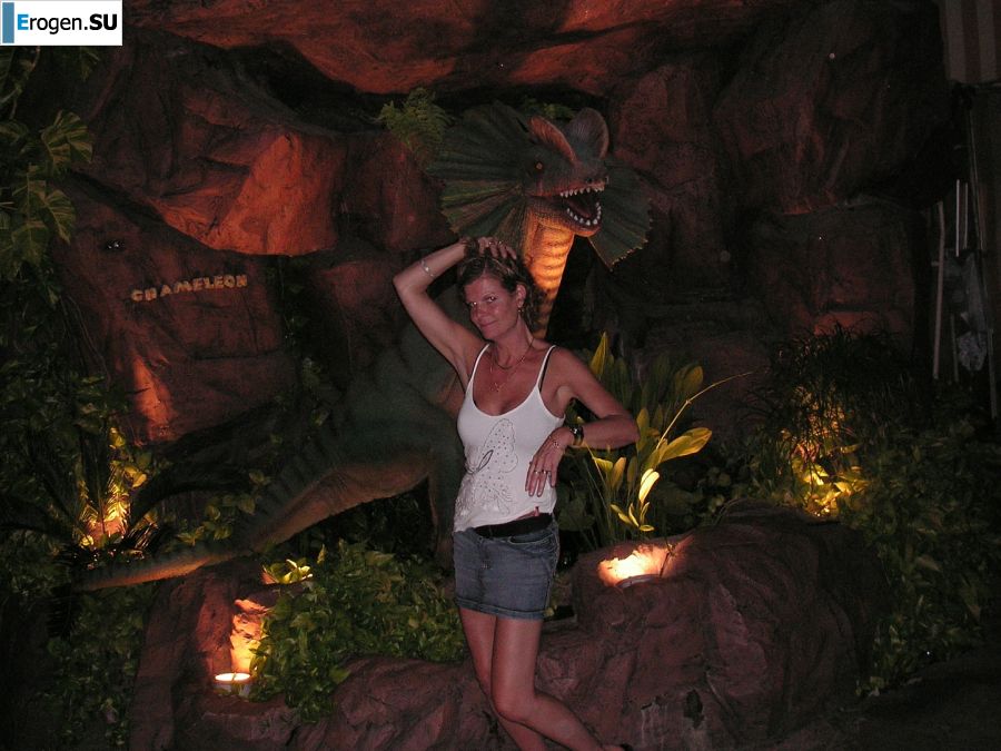 The girl showed boobs on vacation in the company of friends. Photo 7