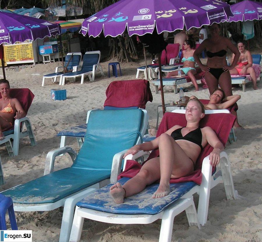 The girl showed boobs on vacation in the company of friends. Photo 9
